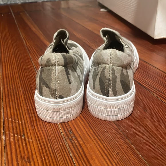 Lightly worn camo slip ons - Picture 3 of 3
